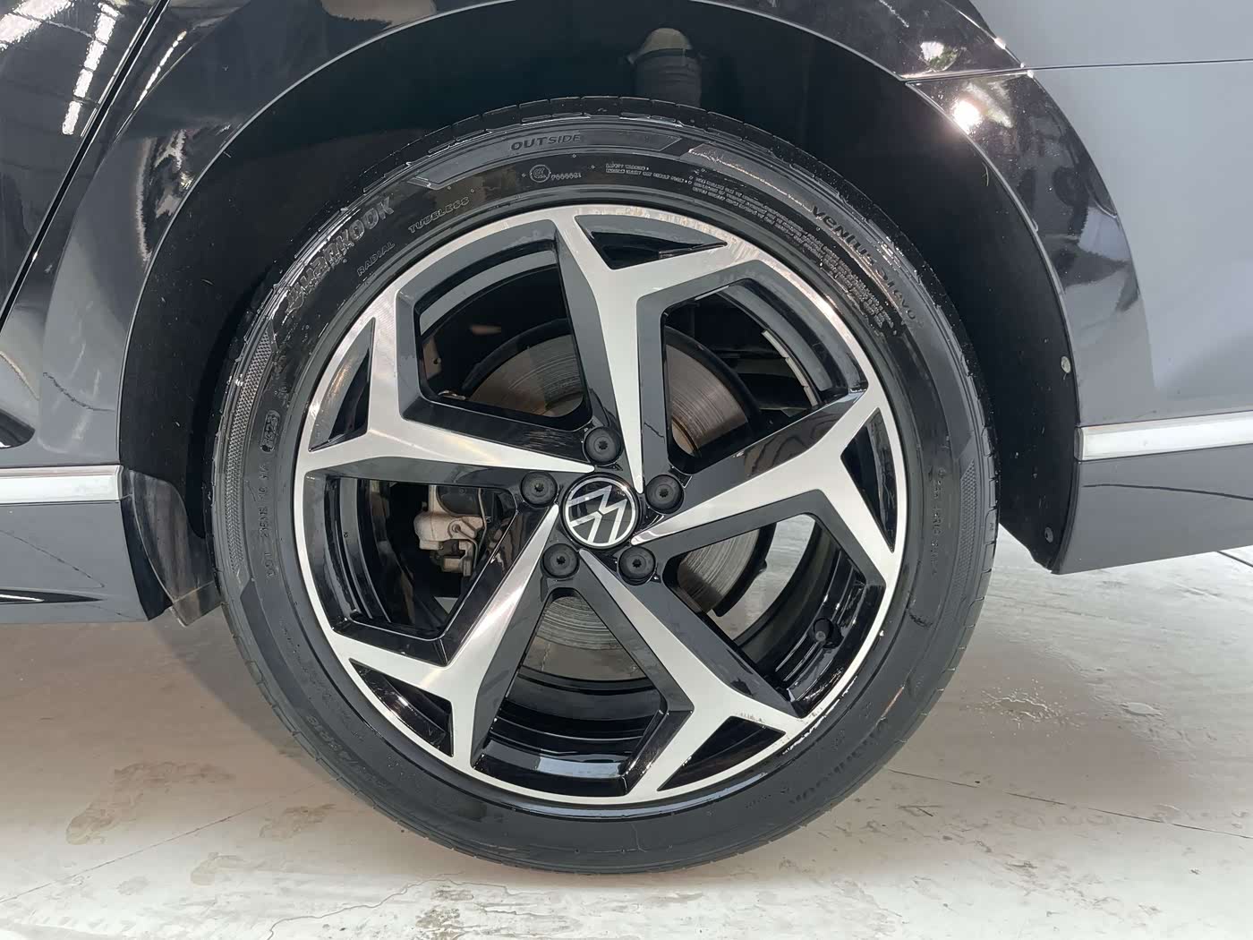 Volkswagen Magotan 1.4 л 2024 г. Чёрный, пробег 17000 км