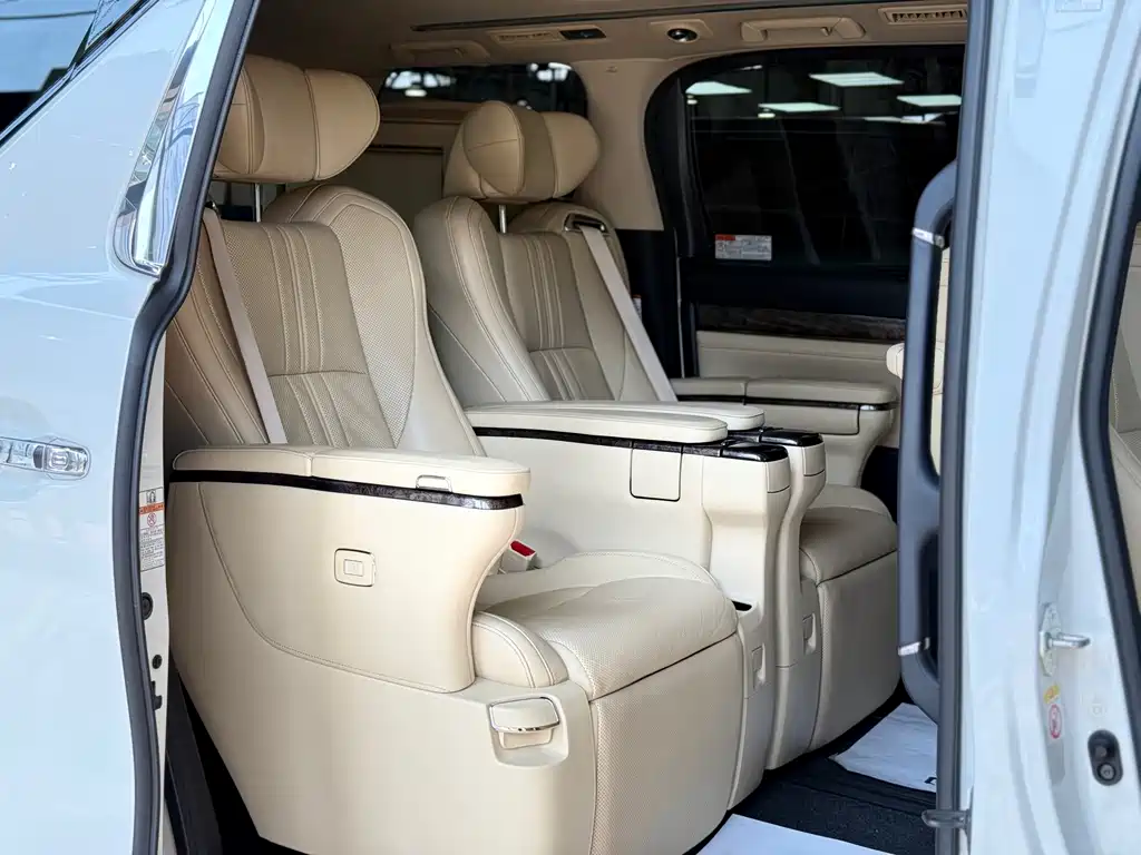 Toyota Alphard — миниатюра 13