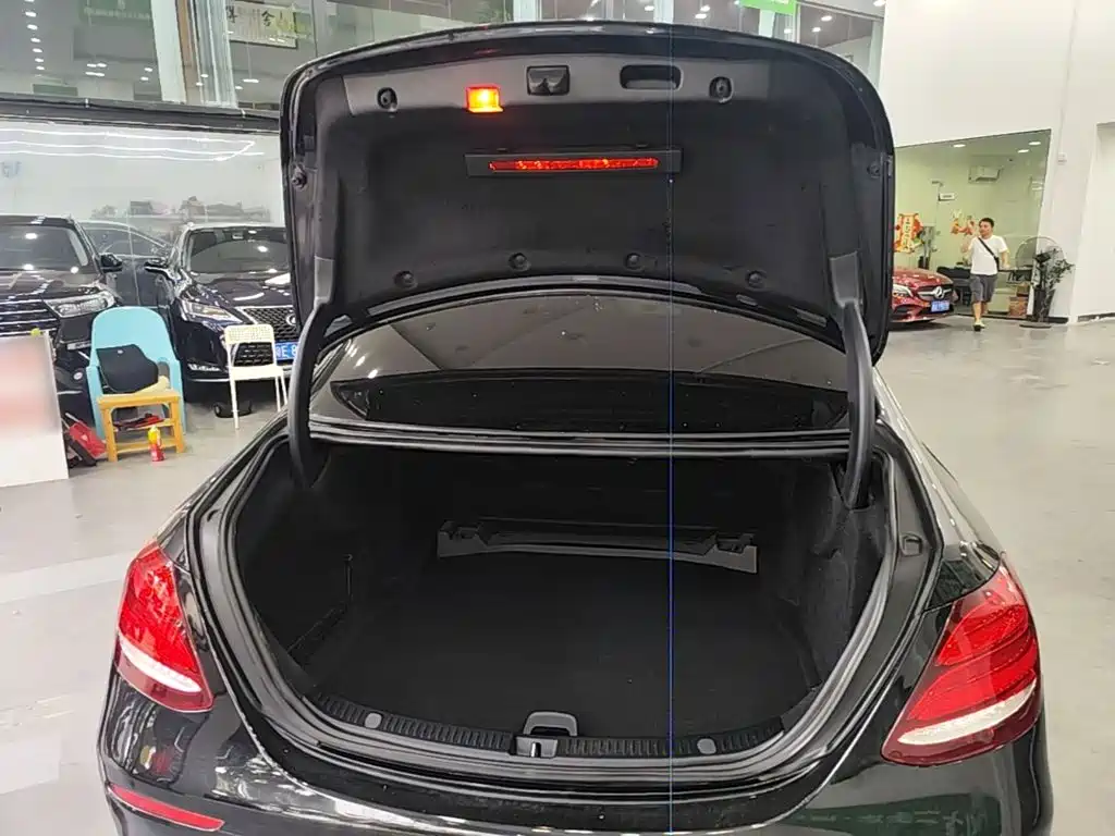 Mercedes-Benz E-Class — миниатюра 19