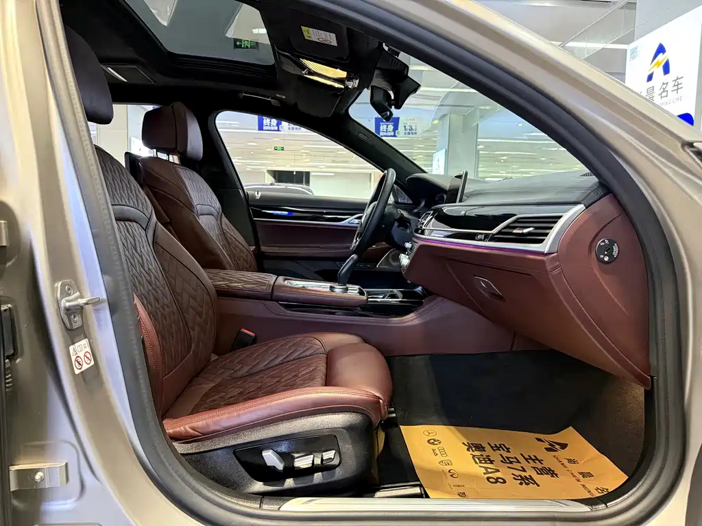 BMW 7 Series — миниатюра 8
