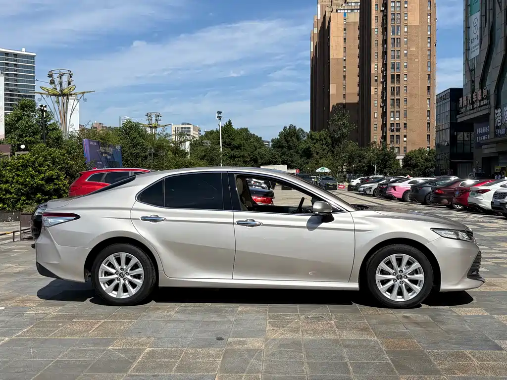 Toyota Camry — миниатюра 2