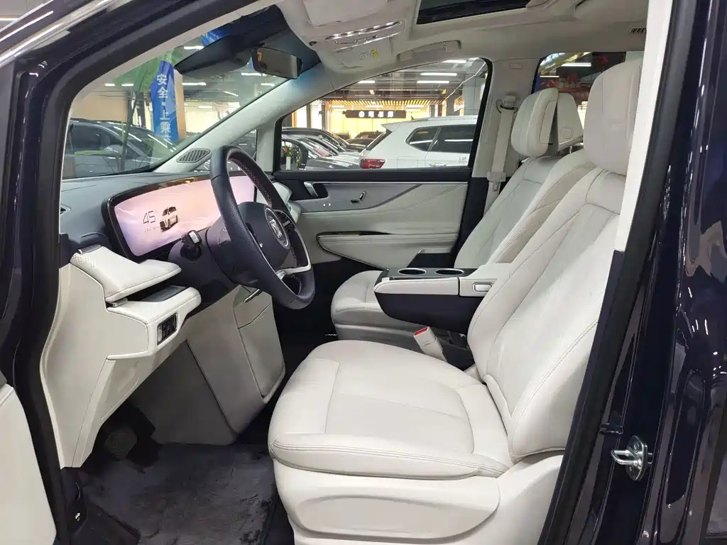 Buick GL8 Hybrid — миниатюра 5