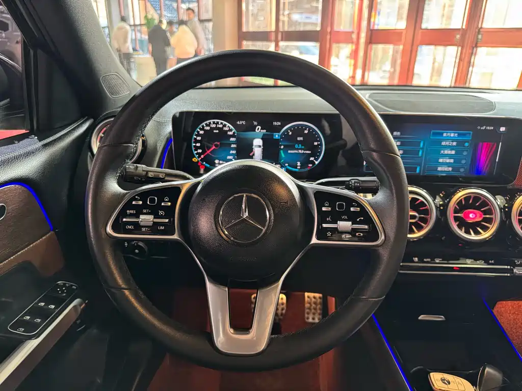 MERCEDES-BENZ GLB
