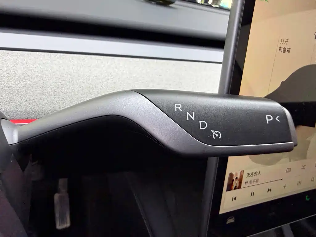 Tesla Model Y — миниатюра 9