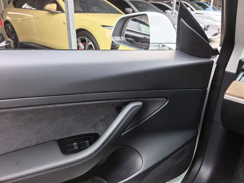 Tesla Model 3 — миниатюра 7