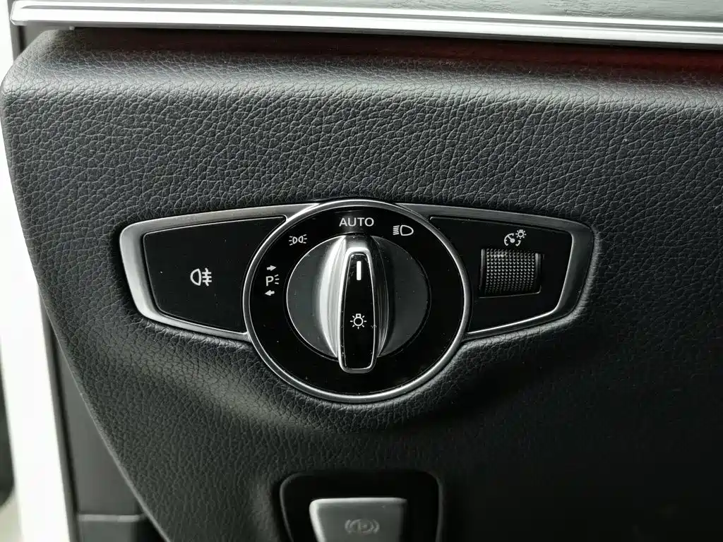 Mercedes-Benz E-Class — миниатюра 21
