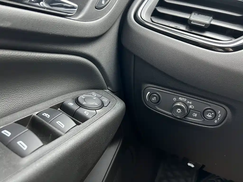 Chevrolet Equinox — миниатюра 15