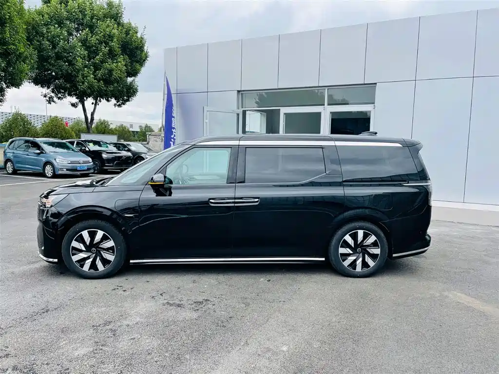 Volvo EM90 2025 Ultra мест