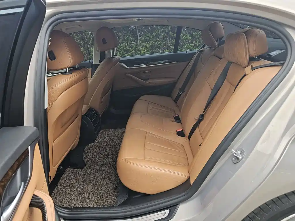 BMW 5 Series — миниатюра 12