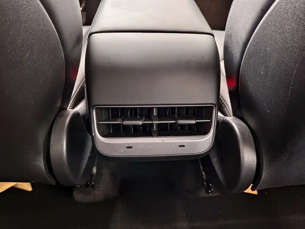 Tesla Model Y — миниатюра 9