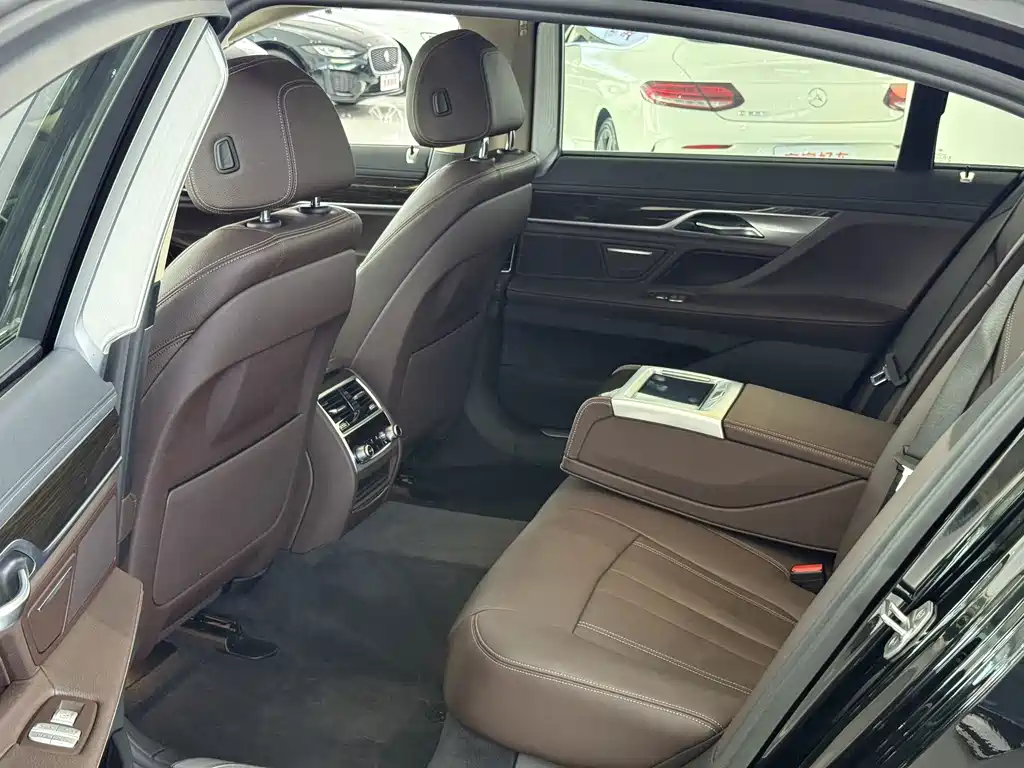 BMW 7 Series — миниатюра 6