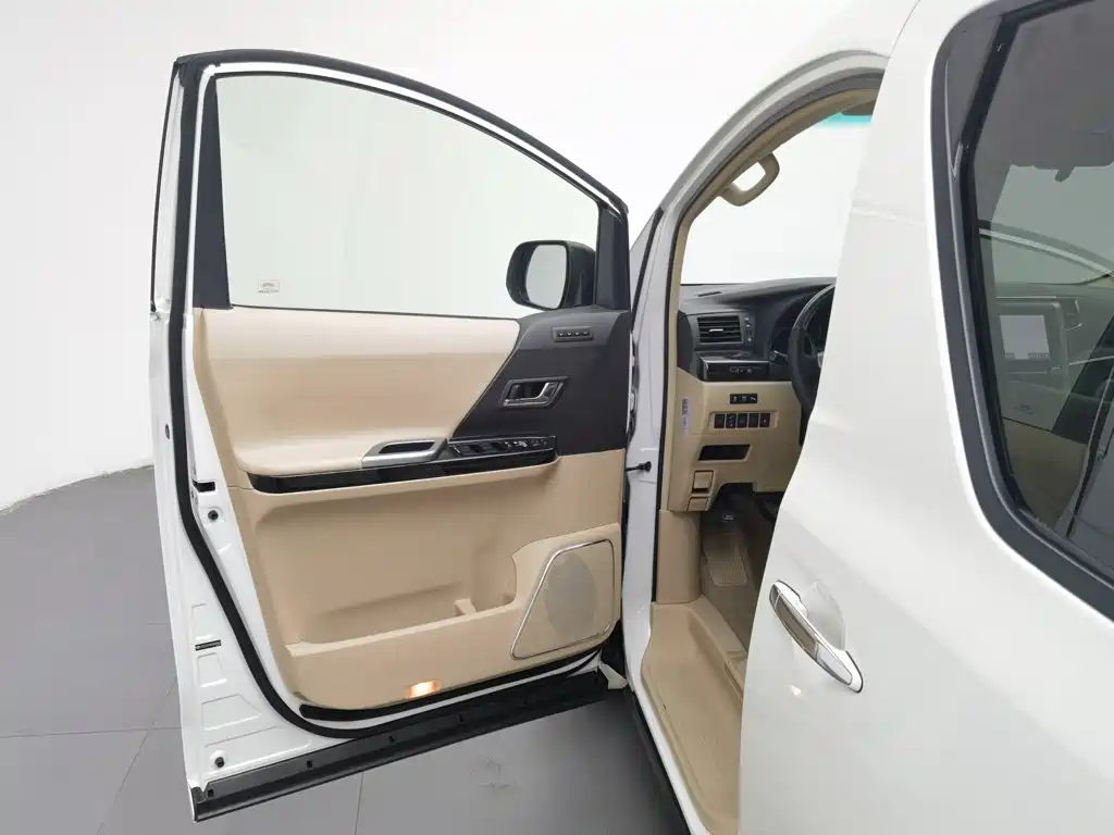 Toyota Alphard — миниатюра 8