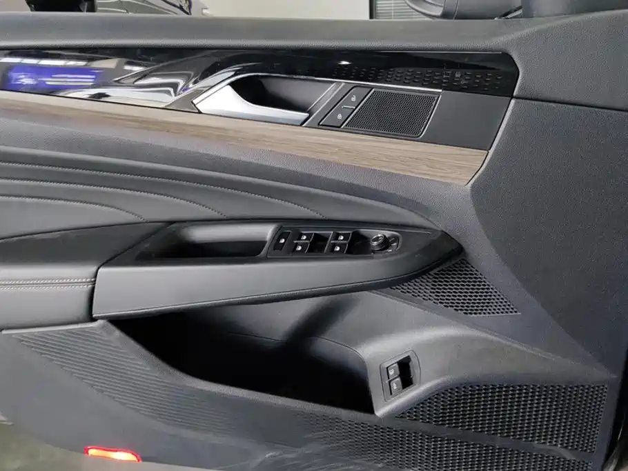 Volkswagen Passat PHEV — миниатюра 7