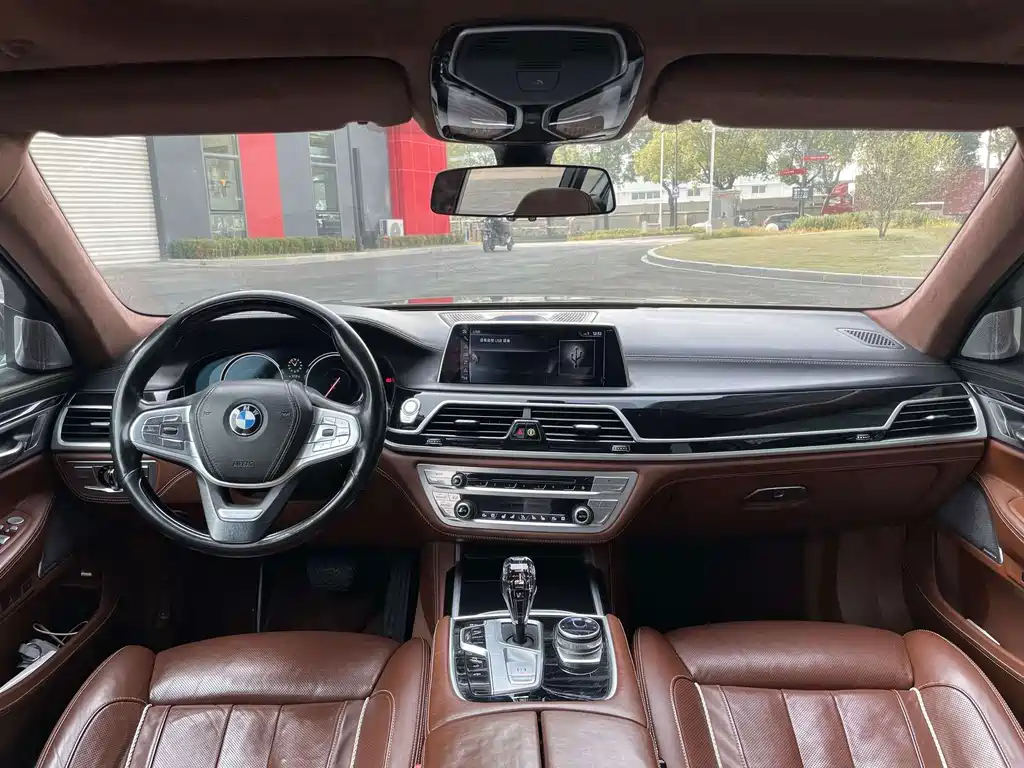 BMW 7 Series — миниатюра 11