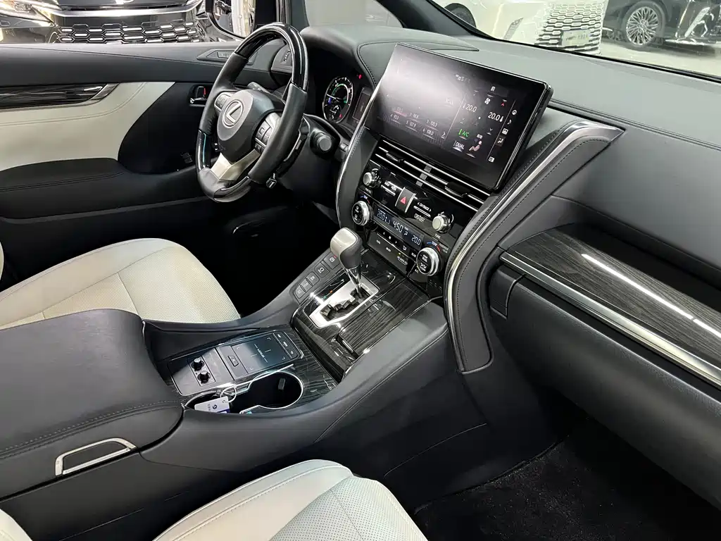 Lexus LM — миниатюра 26