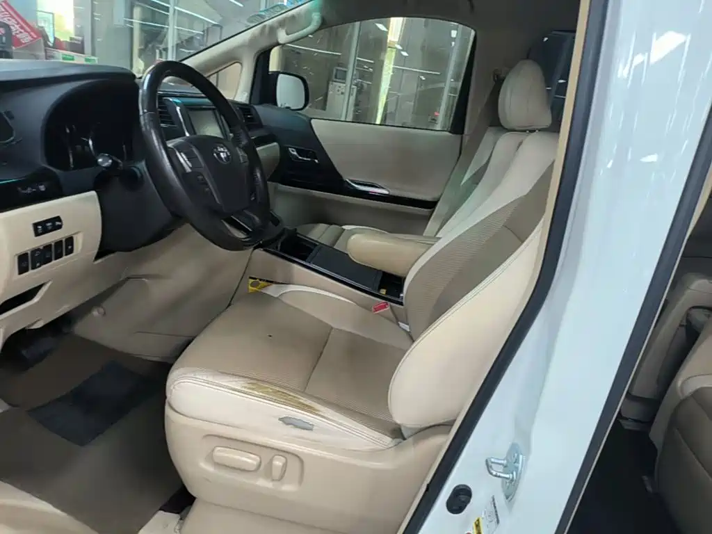 Toyota Alphard — миниатюра 15