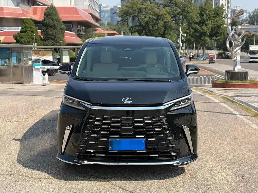 Lexus LM