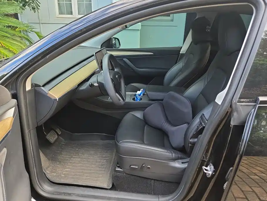 Tesla Model Y — миниатюра 9