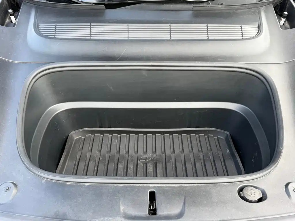Tesla Model Y — миниатюра 16