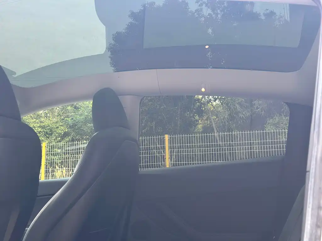Tesla Model Y — миниатюра 9