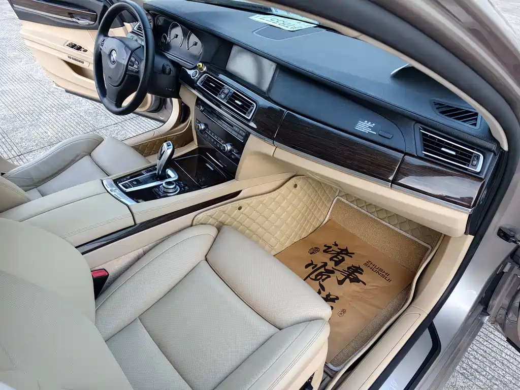 BMW 7 Series — миниатюра 10