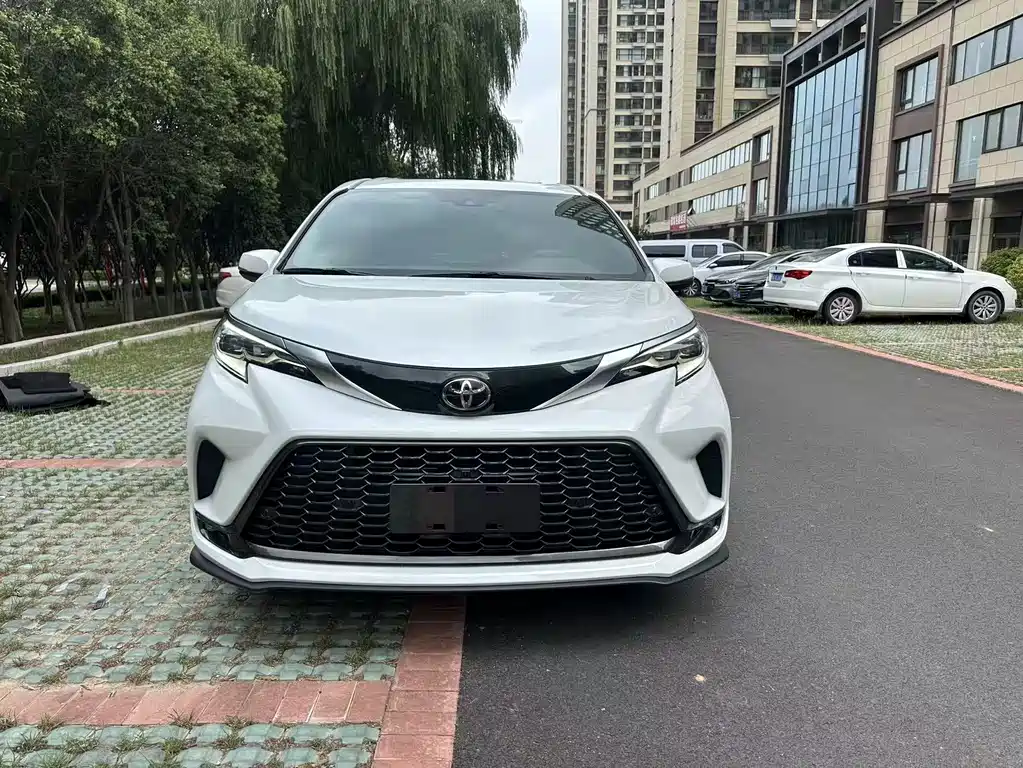 Toyota Granvia — миниатюра 2