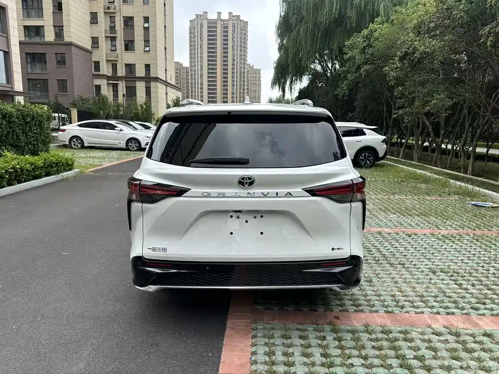 Toyota Granvia — миниатюра 6