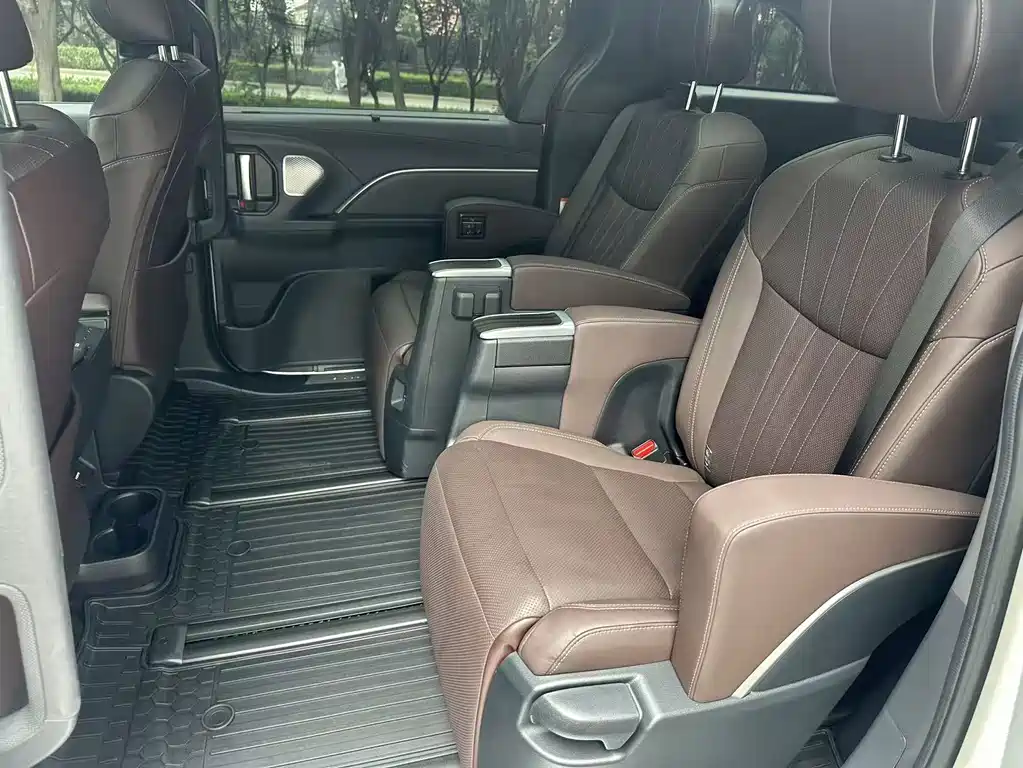 Toyota Granvia — миниатюра 10