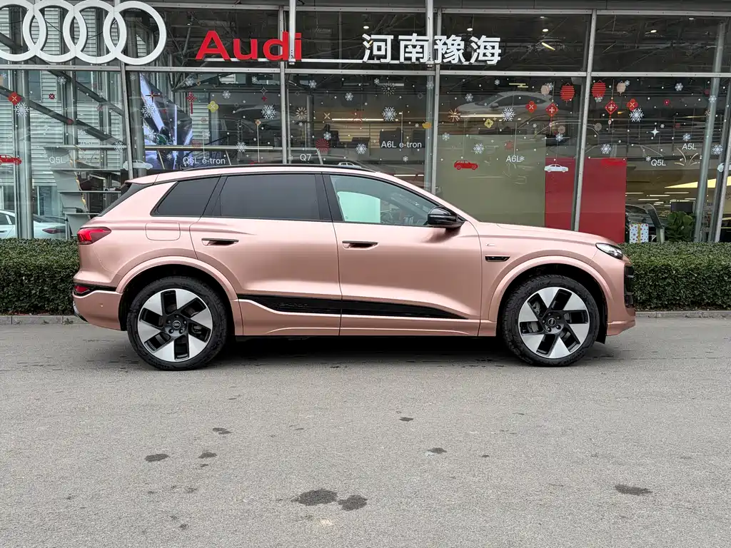 AUDI Q6L E TRON
