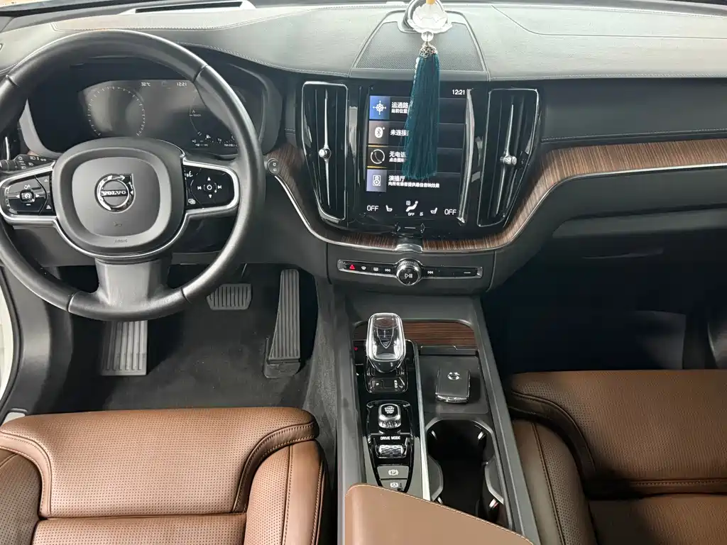 Volvo XC60 PHEV — миниатюра 9