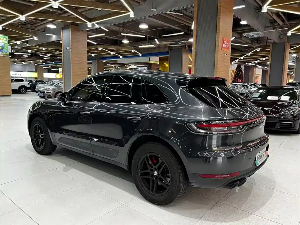 PORSCHE MACAN