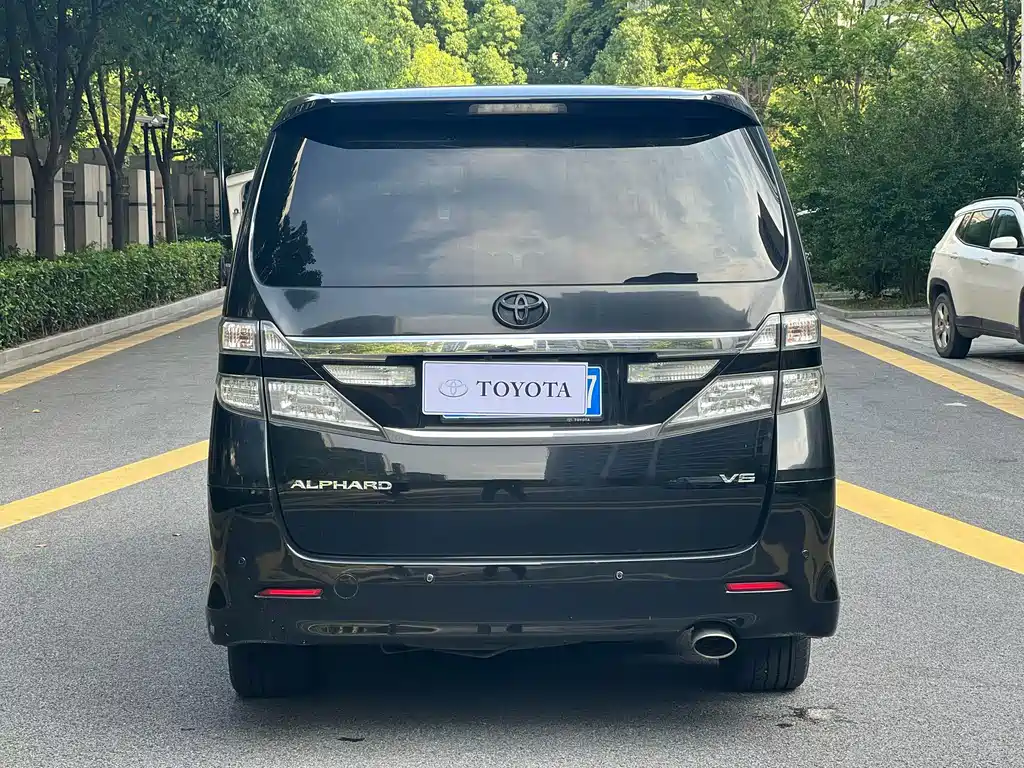Toyota Alphard — миниатюра 4