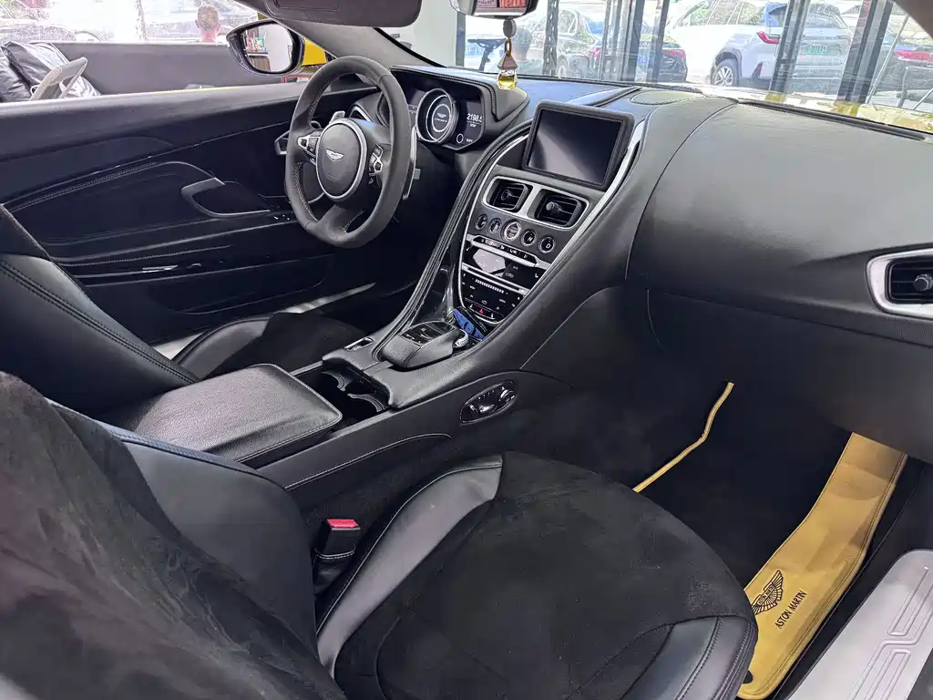 Aston Martin DB11 — миниатюра 7