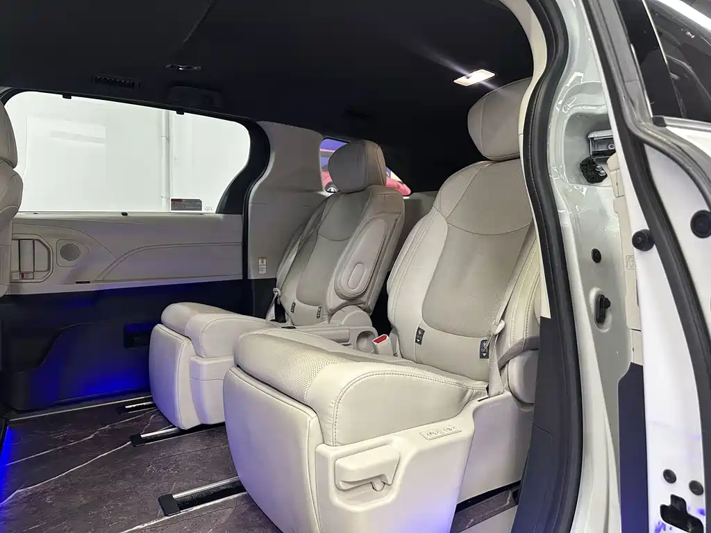 Toyota Sienna — миниатюра 14