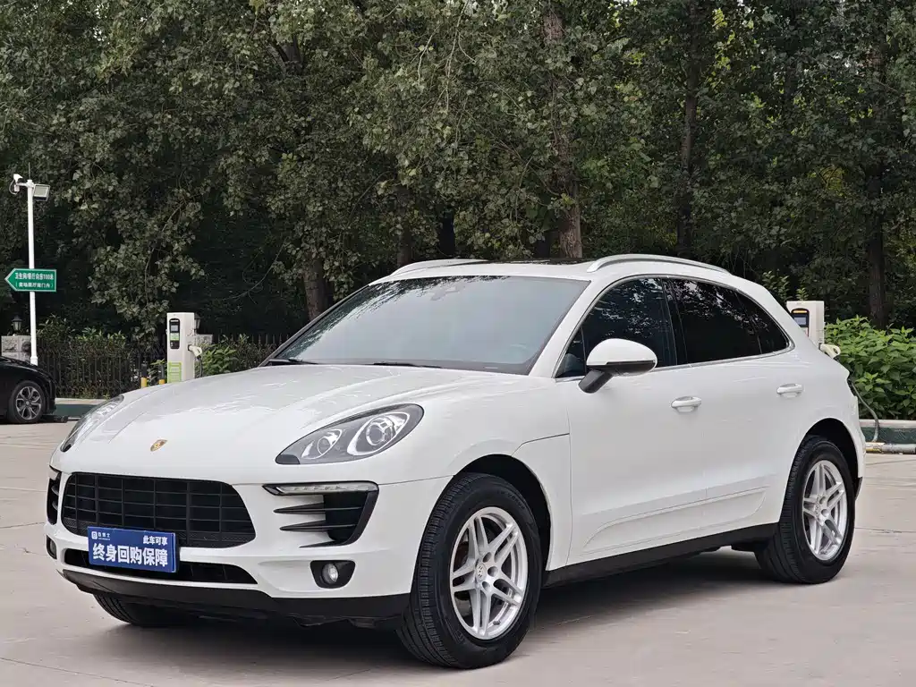 PORSCHE MACAN
