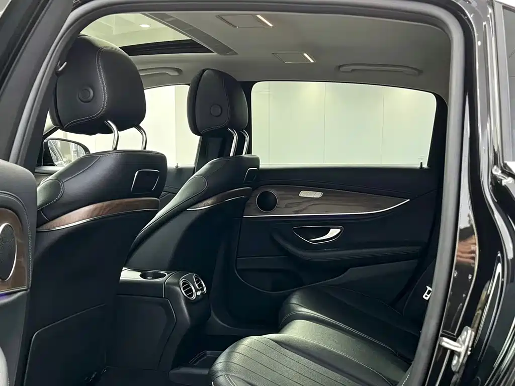 Mercedes-Benz E-Class — миниатюра 8