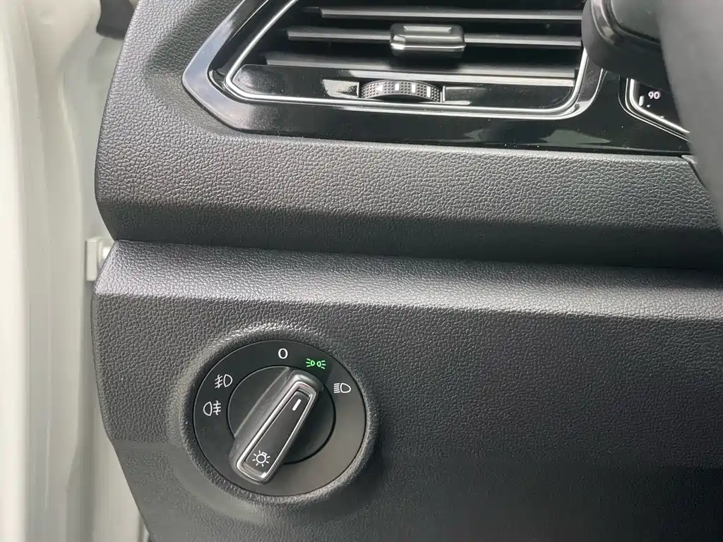 VOLKSWAGEN T ROC EXPLORING SONGS