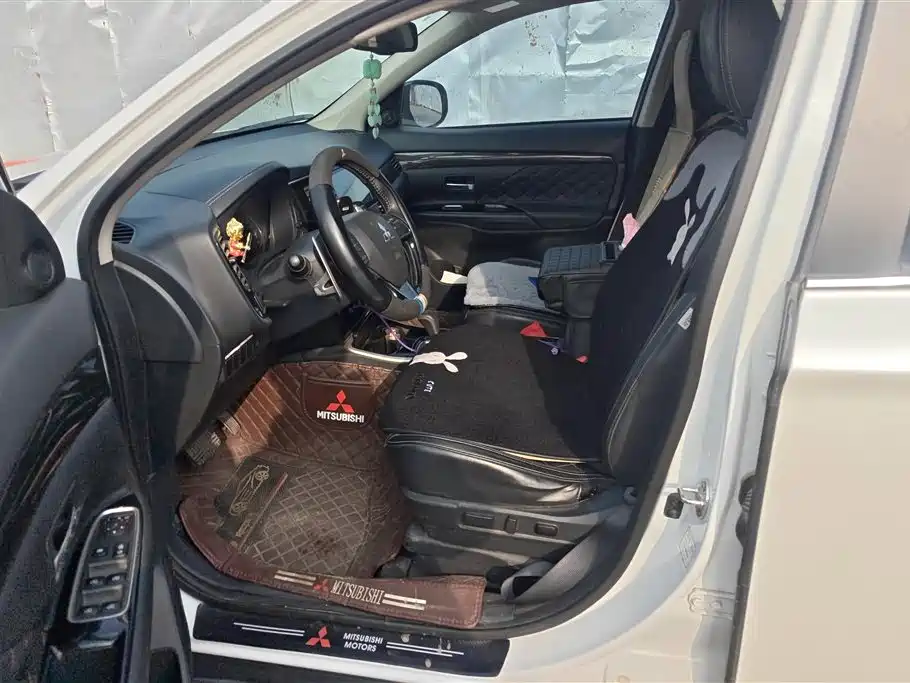 MITSUBISHI OUTLANDER