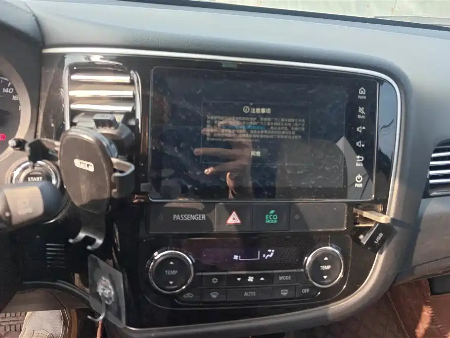 MITSUBISHI OUTLANDER