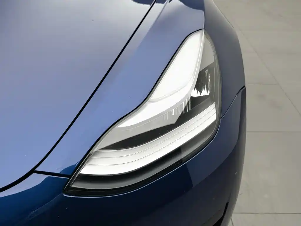 Tesla Model 3 — миниатюра 7