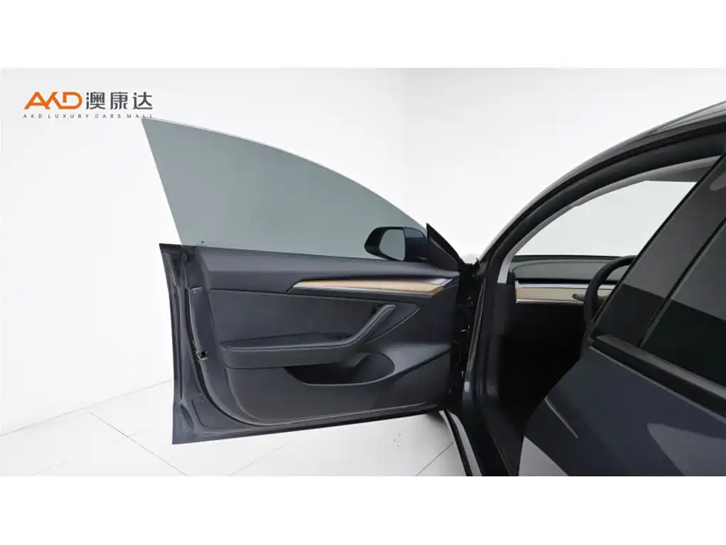 Tesla Model 3 — миниатюра 10