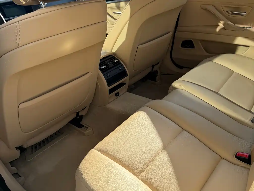 BMW 5 Series — миниатюра 9