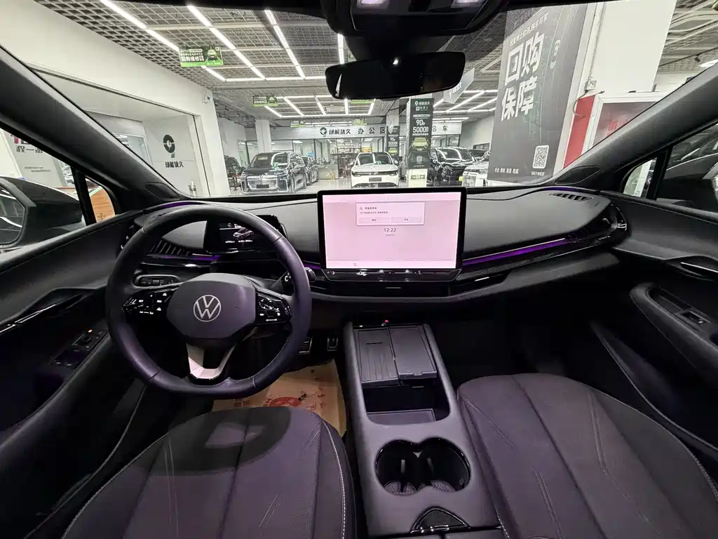 VOLKSWAGEN WITH THE CROWD 06