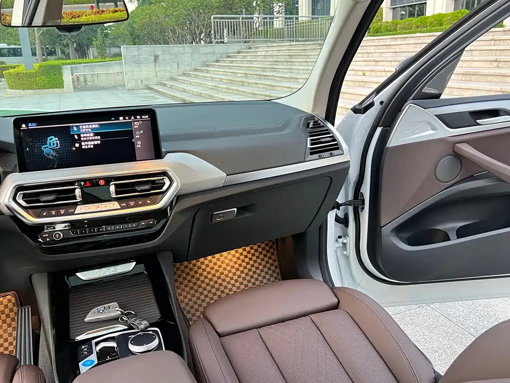 BMW iX3 — миниатюра 9