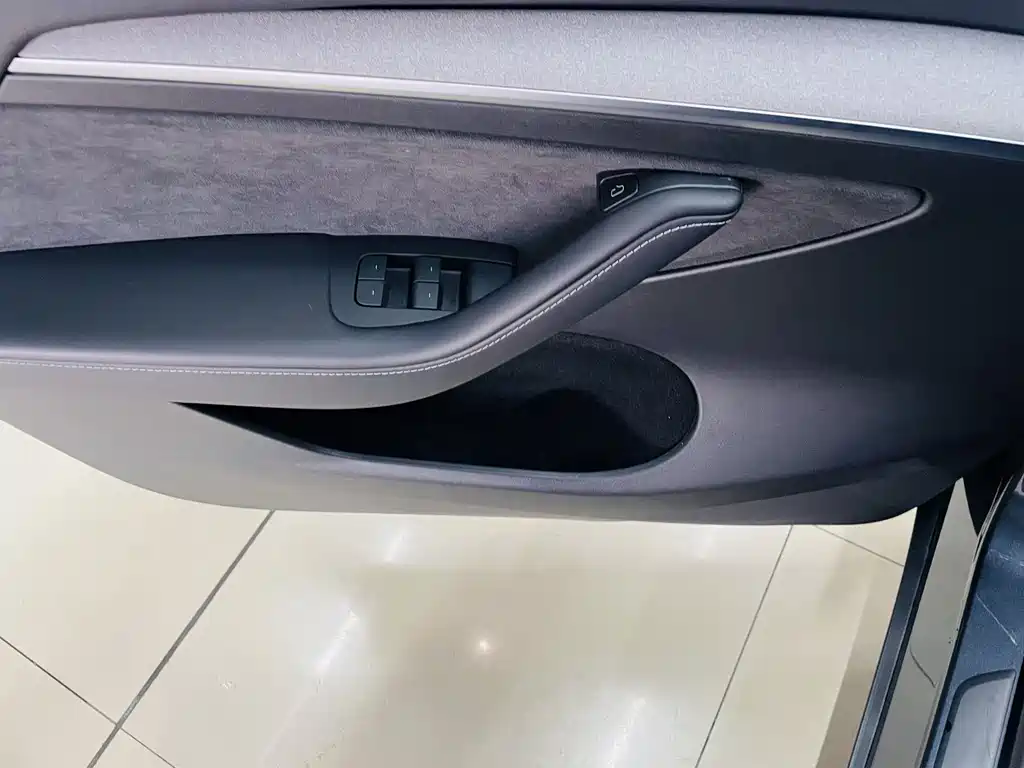 Tesla Model Y — миниатюра 18