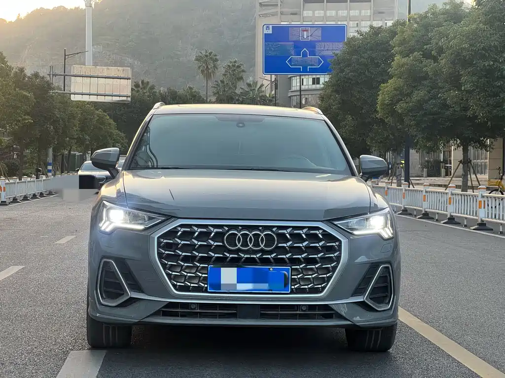 AUDI Q3