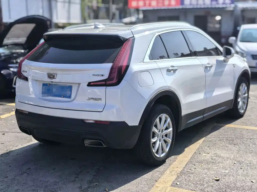 CADILLAC XT4
