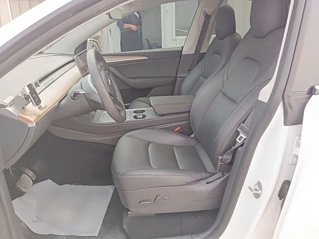 Tesla Model Y — миниатюра 15
