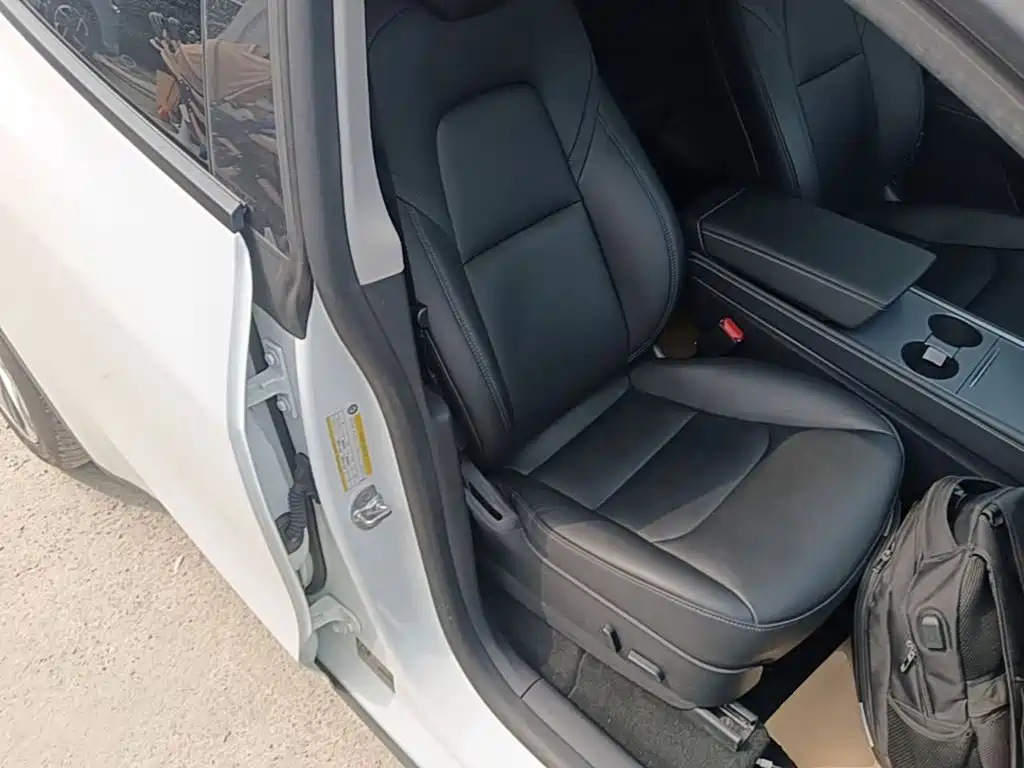 Tesla Model Y — миниатюра 25