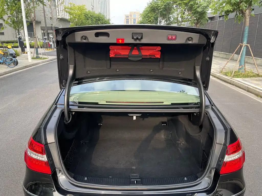 Mercedes-Benz E-Class — миниатюра 17